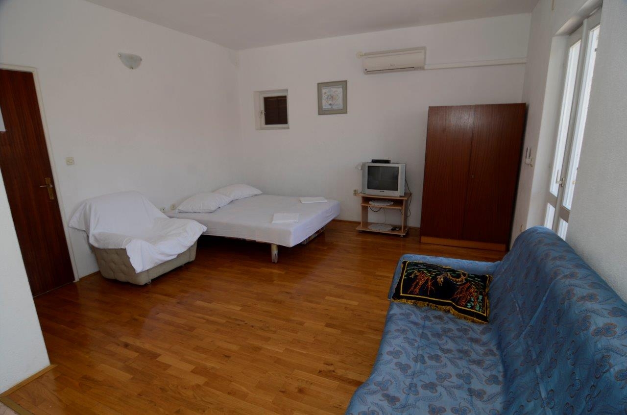 Studio flat with balcony Makarska (AS-12211-c)