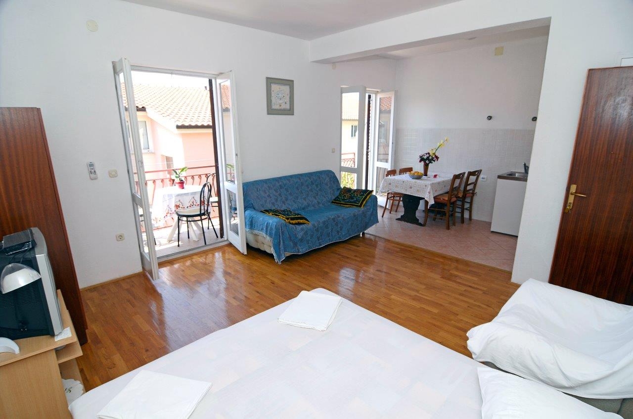 Studio flat with balcony Makarska (AS-12211-c)