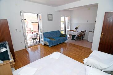 Dining room Makarska, Dining room in the studio-apartment, WiFi.