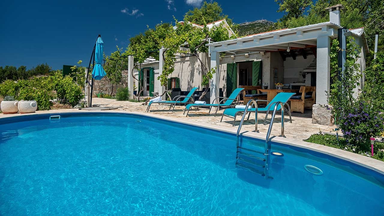 Dvosobna kuća s terasom i pogledom na more Bol, Brač  K
