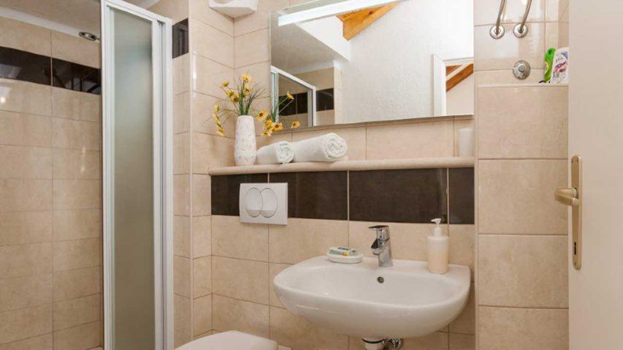 Two bedroom house with terrace and sea view Bol, Brač  K