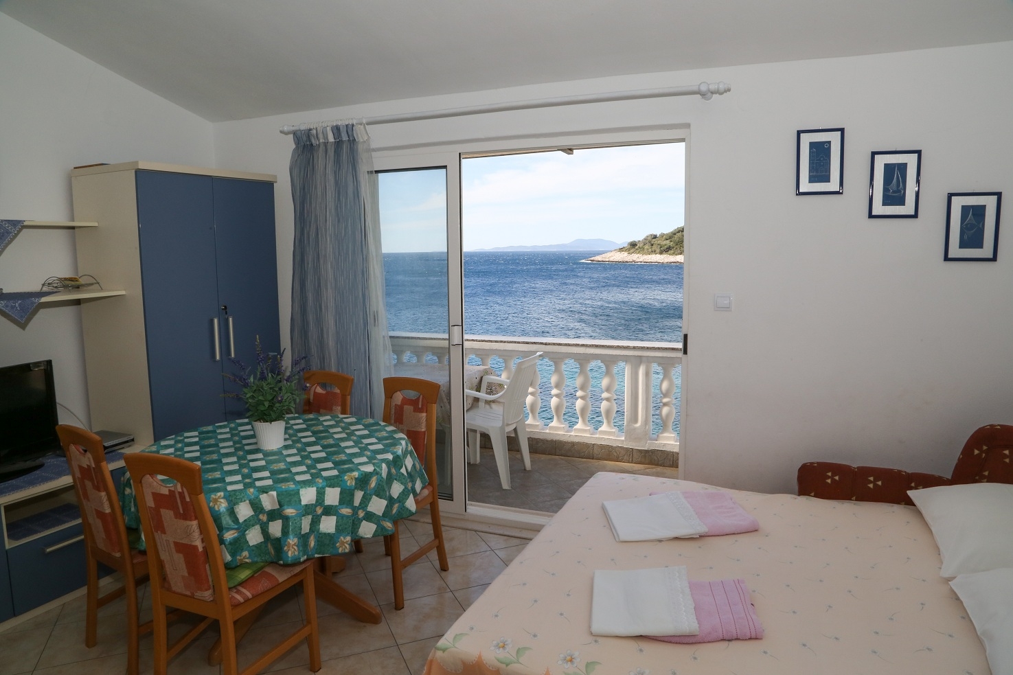 One bedroom apartment with terrace and sea view Milna, Hvar (A-12244-b) One bedroom apartment with terrace and sea view Milna, Hvar (A-12244-b)