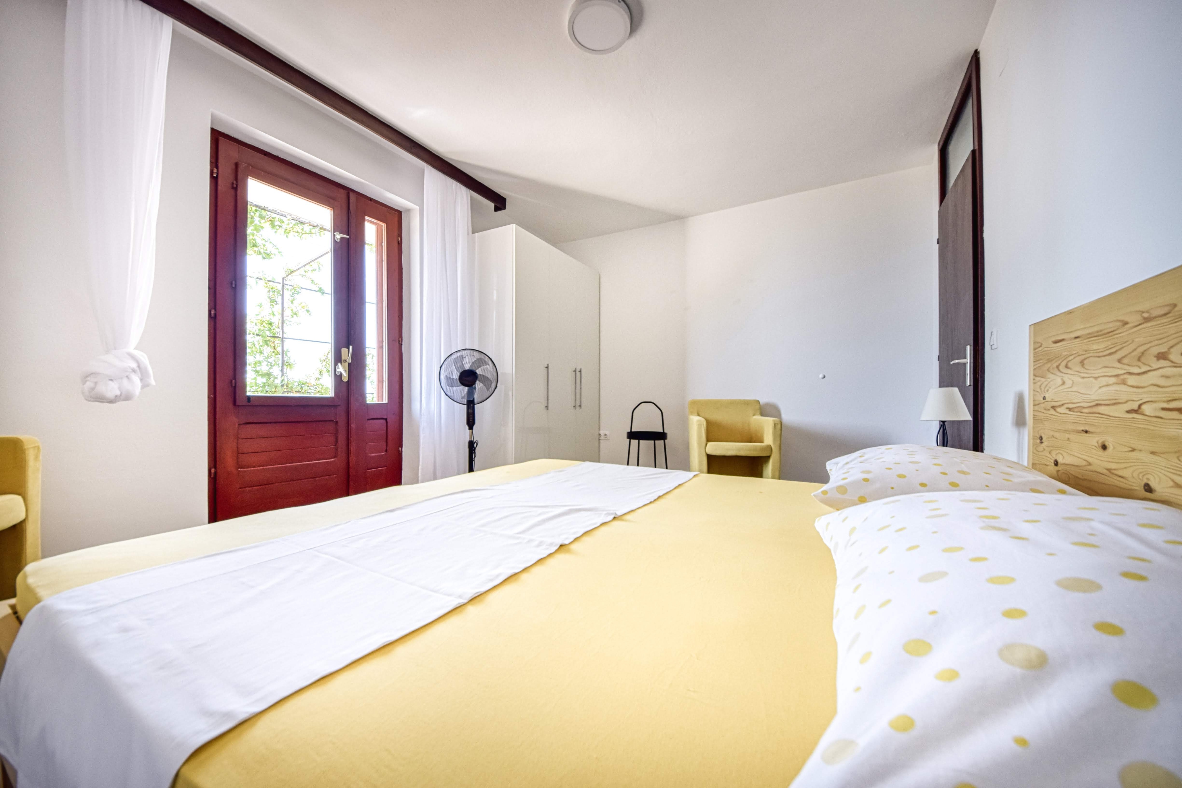 One bedroom apartment near beach Puntinak, Brač  A-b