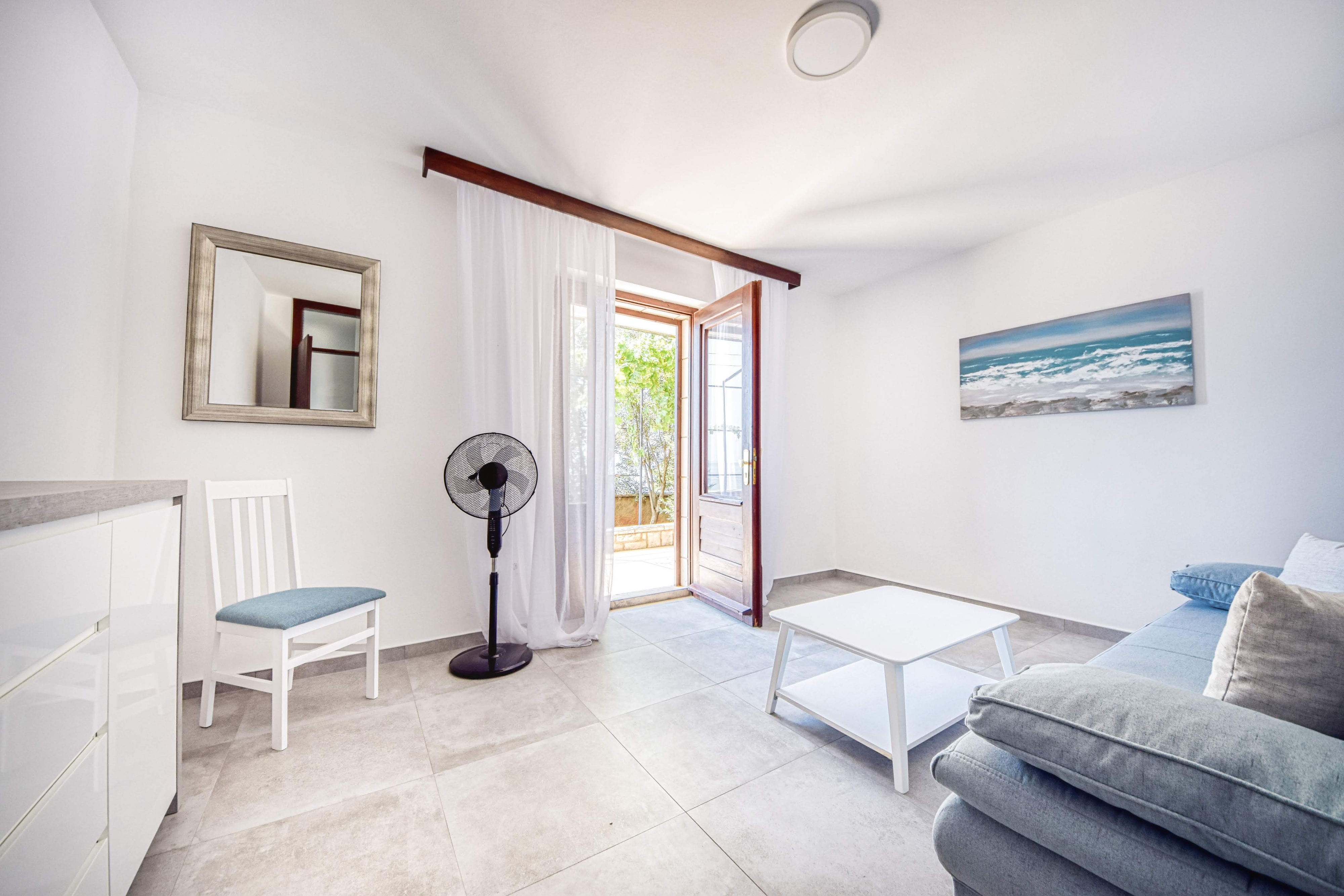 One bedroom apartment near beach Puntinak, Brač (A-12255-b)