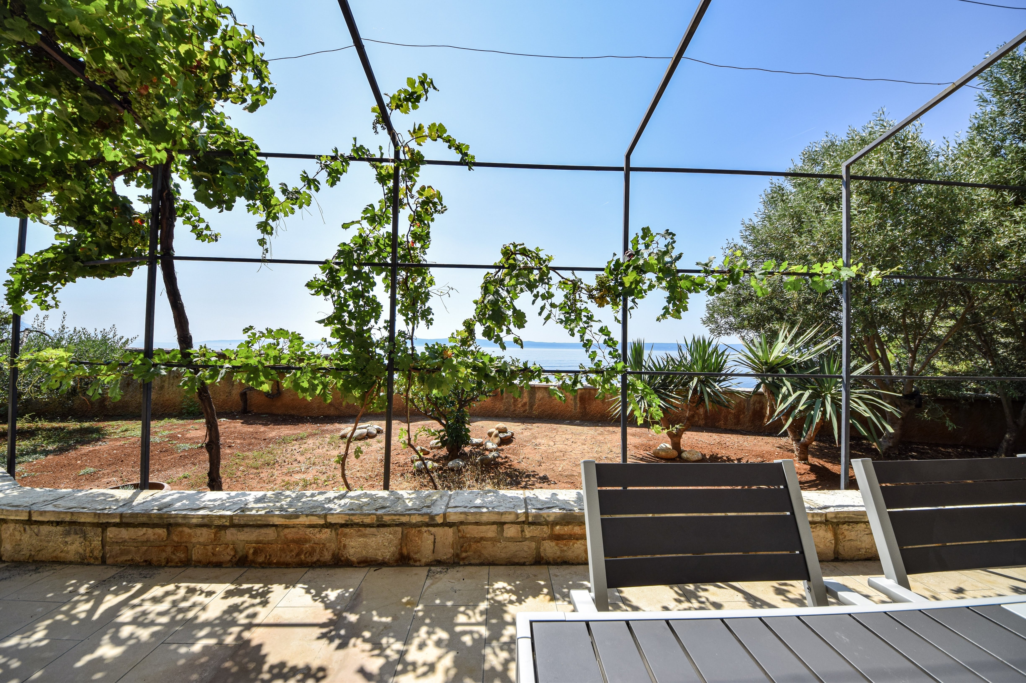One bedroom apartment near beach Puntinak, Brač  A-b