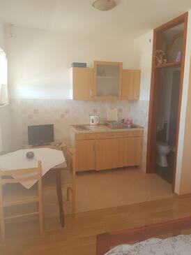 Solaris, Cocina in the studio-apartment, air condition available, (pet friendly) y WiFi.