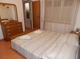 Slaapkamer Kampor, Slaapkamer in the apartment, (pet friendly) en WiFi.