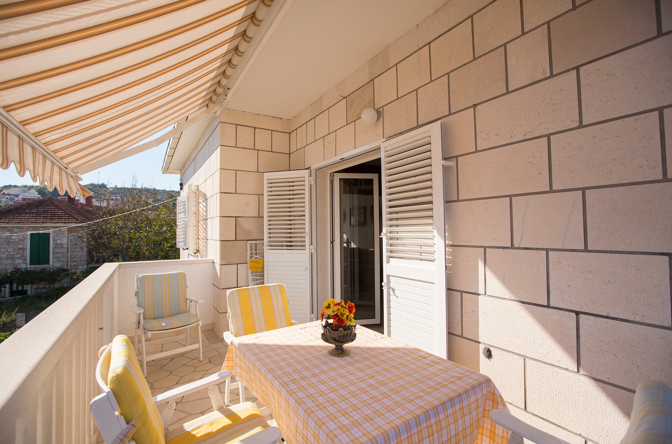 Two bedroom apartment with balcony and sea view Postira, Brač (A-12291-a)