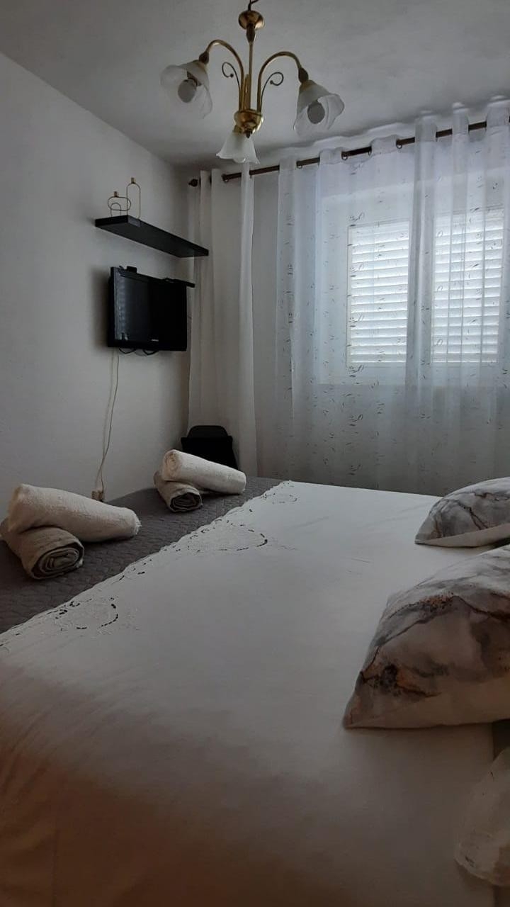 Two bedroom apartment with terrace Postira, Brač  A-b