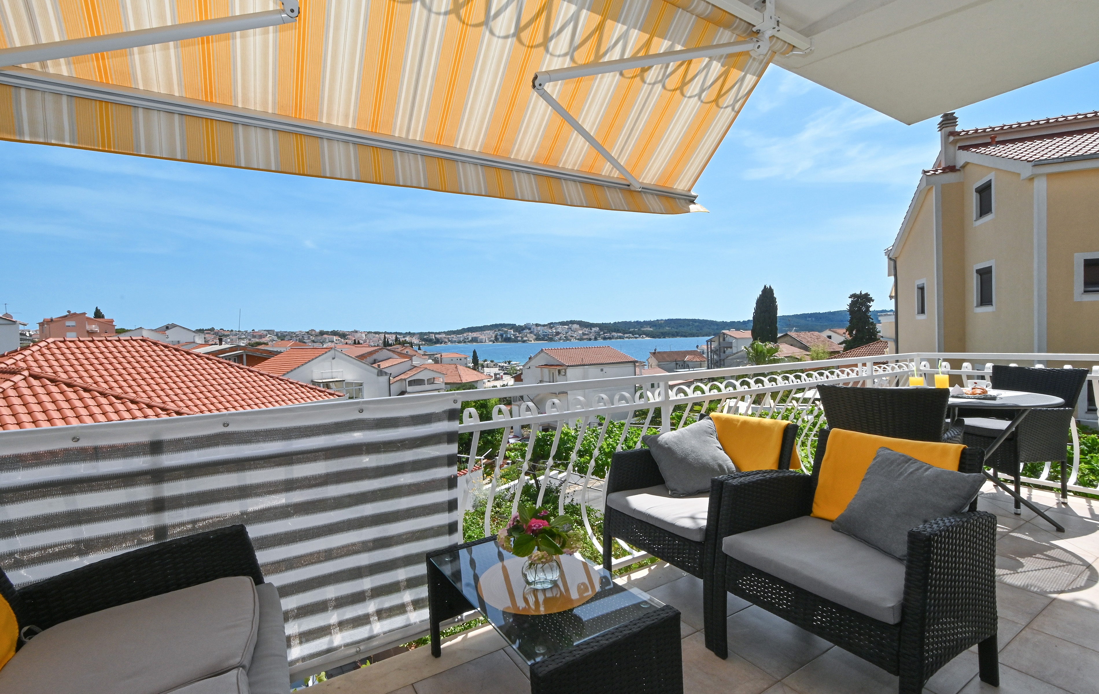 Three bedroom apartment with terrace and sea view Okrug Gornji, Čiovo  A-a
