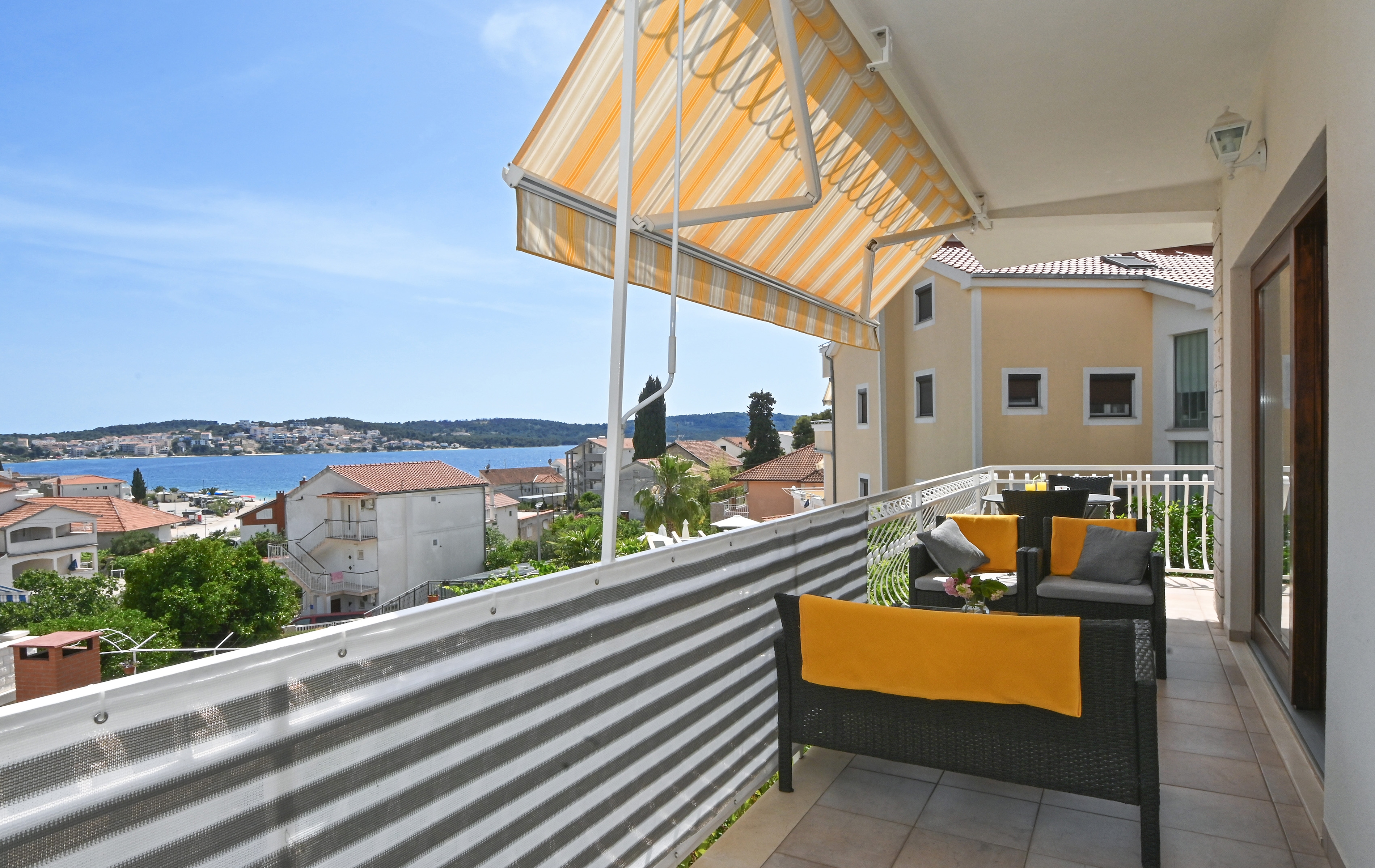 Three bedroom apartment with terrace and sea view Okrug Gornji, Čiovo  A-a