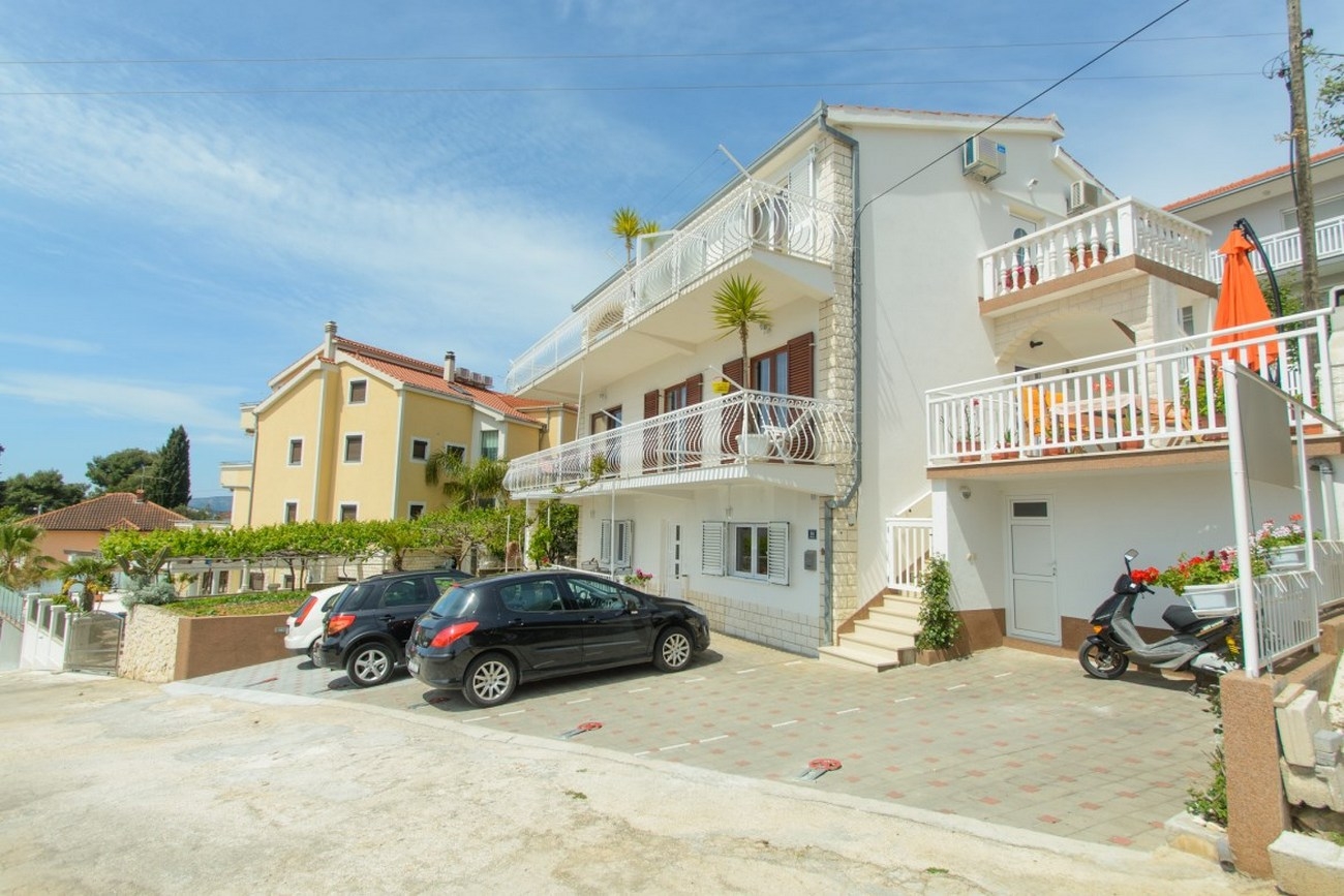 Three bedroom apartment with terrace and sea view Okrug Gornji, Čiovo (A-12293-a) Three bedroom apartment with terrace and sea view Okrug Gornji, Čiovo (A-12293-a)