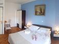 Bedroom Jelsa, Bedroom in the studio-apartment, air condition available and WiFi.