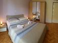 Bedroom Jelsa, Bedroom in the studio-apartment, air condition available and WiFi.