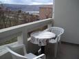 Balkon Pag, Balkon v ubytování typu studio-apartment, s výhledem na moře a WiFi.