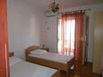 Podgora, Bedroom 2 in the apartment, air condition available, (pet friendly) and WiFi.