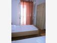 Podgora, Bedroom 2 in the apartment, air condition available, (pet friendly) and WiFi.