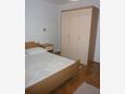 Podgora, Bedroom 2 in the apartment, air condition available, (pet friendly) and WiFi.