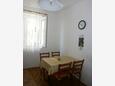 Podgora, Comedor in the apartment, (pet friendly) y WiFi.