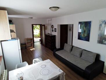 Dnevna soba Tkon, Dnevna soba v nastanitvi vrste apartment, dostopna klima in WiFi.