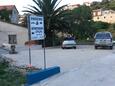 Povlja, Brač, Parkiralište 12352 - Apartmani blizu mora sa šljunčanom plažom.