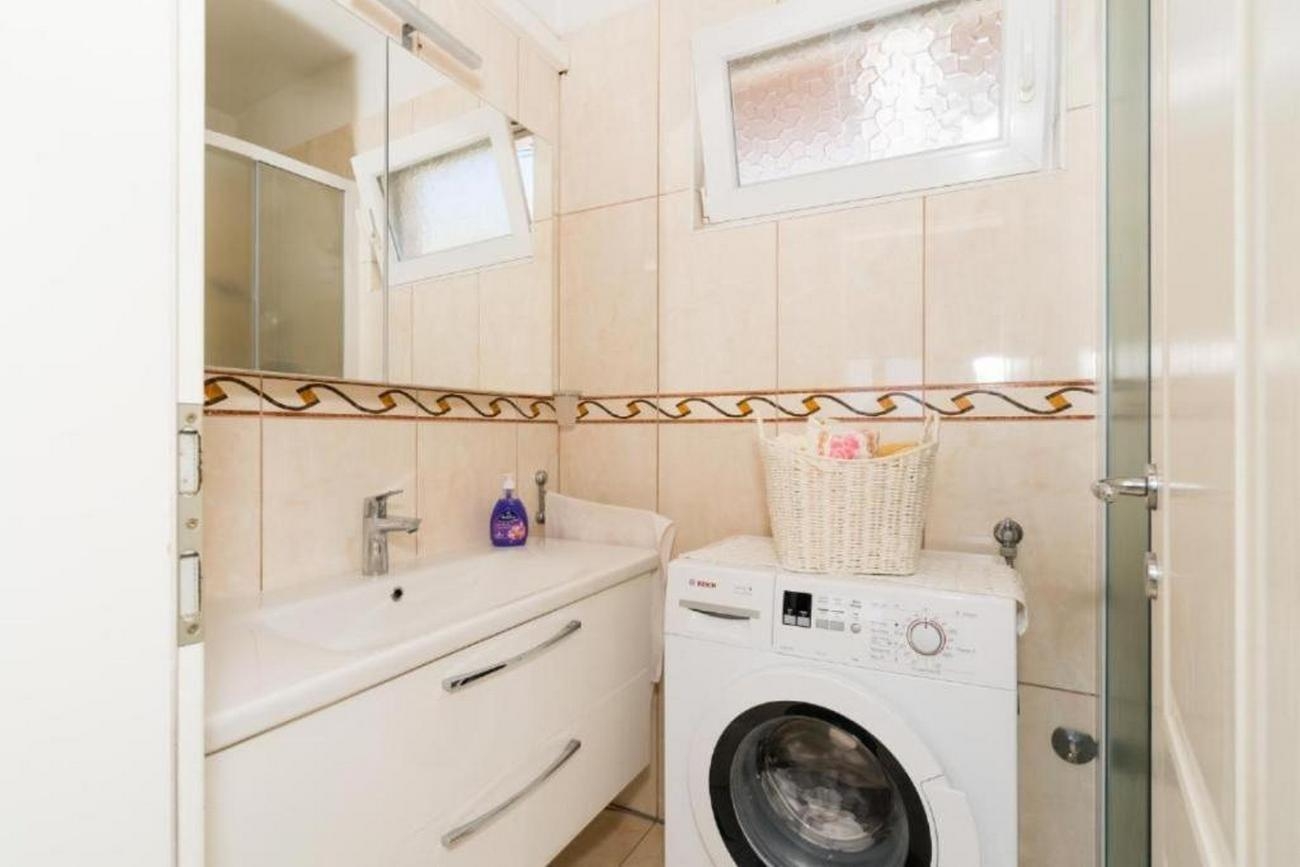 One bedroom apartment with terrace and sea view Sumpetar, Omiš  A-b