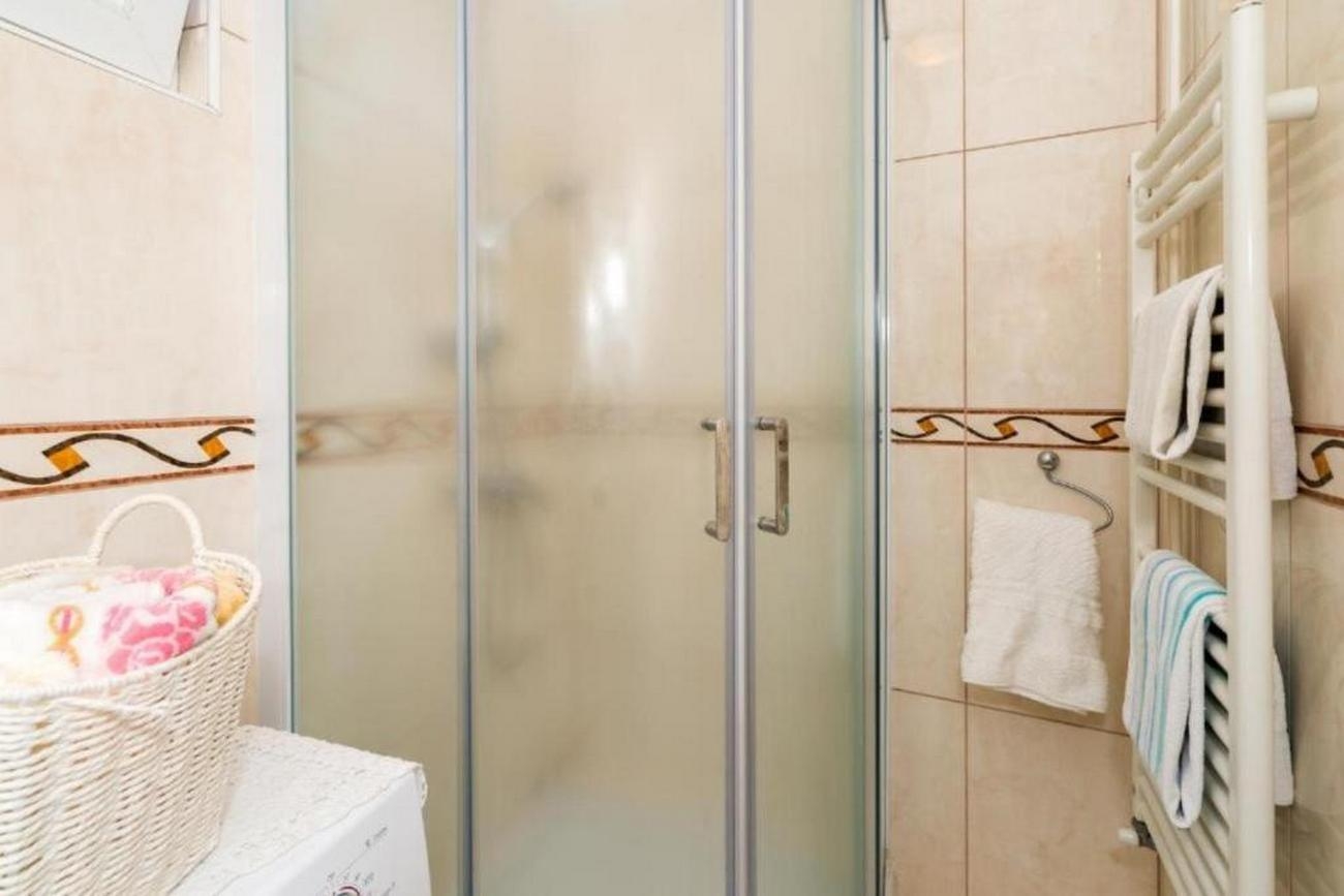 One bedroom apartment with terrace and sea view Sumpetar, Omiš  A-b