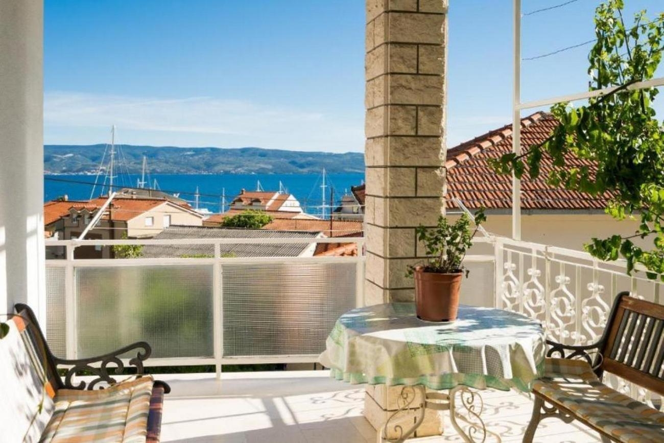 One bedroom apartment with terrace and sea view Sumpetar, Omiš  A-b
