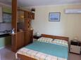Rabac, Ložnice v ubytování typu studio-apartment, s klimatizací a WiFi.