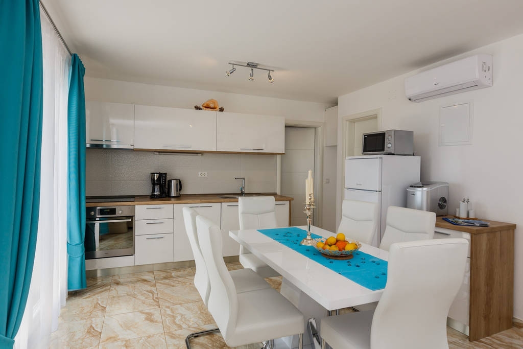 Three bedroom house near beach Supetar, Brač  K