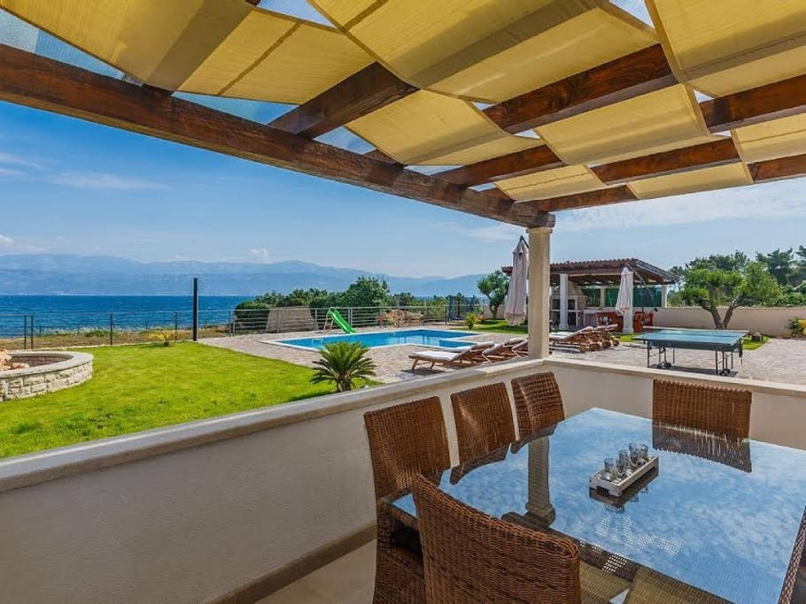 Three bedroom house near beach Supetar, Brač  K