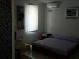 Spavaća soba Novalja, Spavaća soba u smještaju tipa studio-apartment, dostupna klima i WiFi.