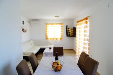 Zaklopatica, Sala de estar in the apartment, air condition available y WiFi.