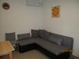 Obývací pokoj Nečujam, Obývací pokoj v ubytování typu studio-apartment, s klimatizací, domácí mazlíčci povoleni a WiFi.