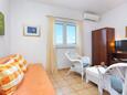 Dnevni boravak Okrug Donji, Dnevni boravak u smještaju tipa studio-apartment, dostupna klima, kućni ljubimci dozvoljeni i WiFi.