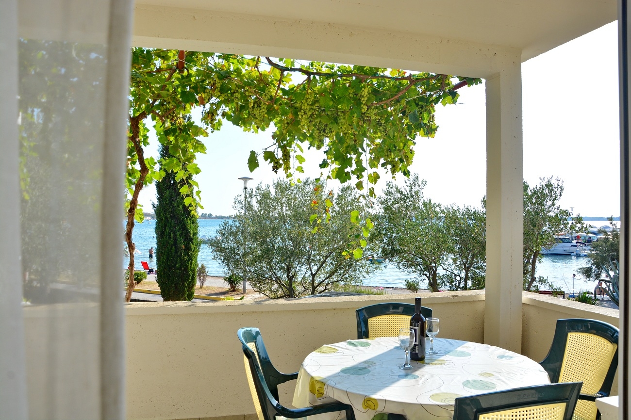 Two bedroom apartment near beach Vrsi - Mulo, Zadar  A-a