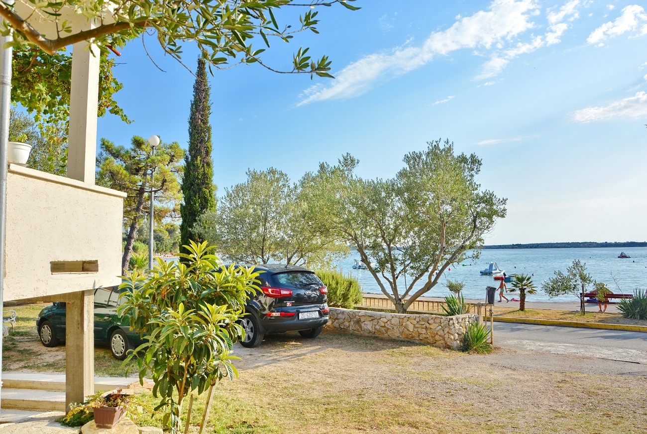 One bedroom apartment near beach Vrsi - Mulo, Zadar (A-12519-c)