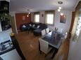 Sala da pranzo Omiš, Sala da pranzo nell'alloggi del tipo apartment, condizionatore disponibile, animali domestici ammessi e WiFi.