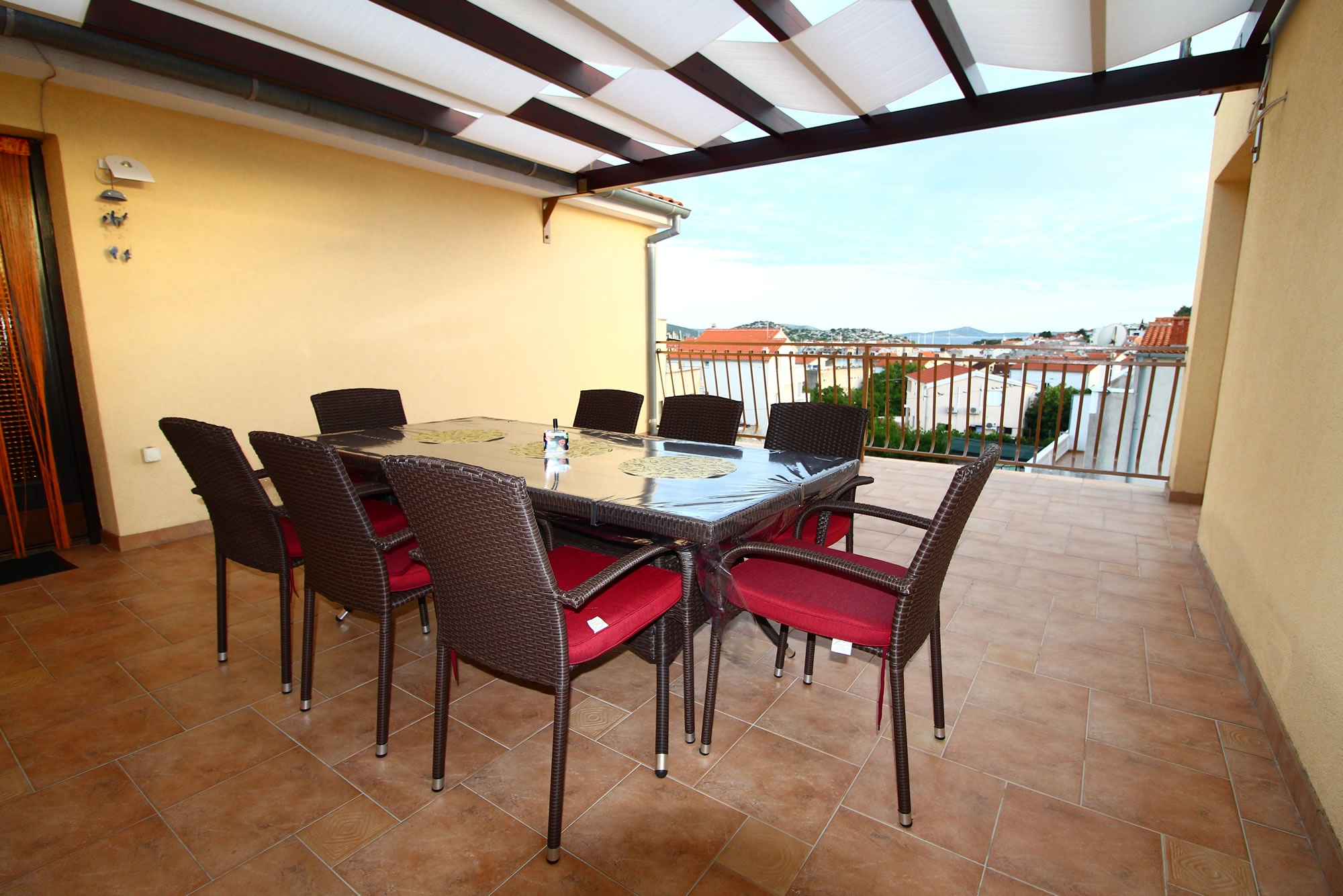 Trosobni apartman s terasom i pogledom na more Tribunj, Vodice  A-a