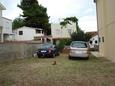 Parkiralište Tribunj, Vodice, Parkiralište 12529 - Apartmani sa šljunčanom plažom.