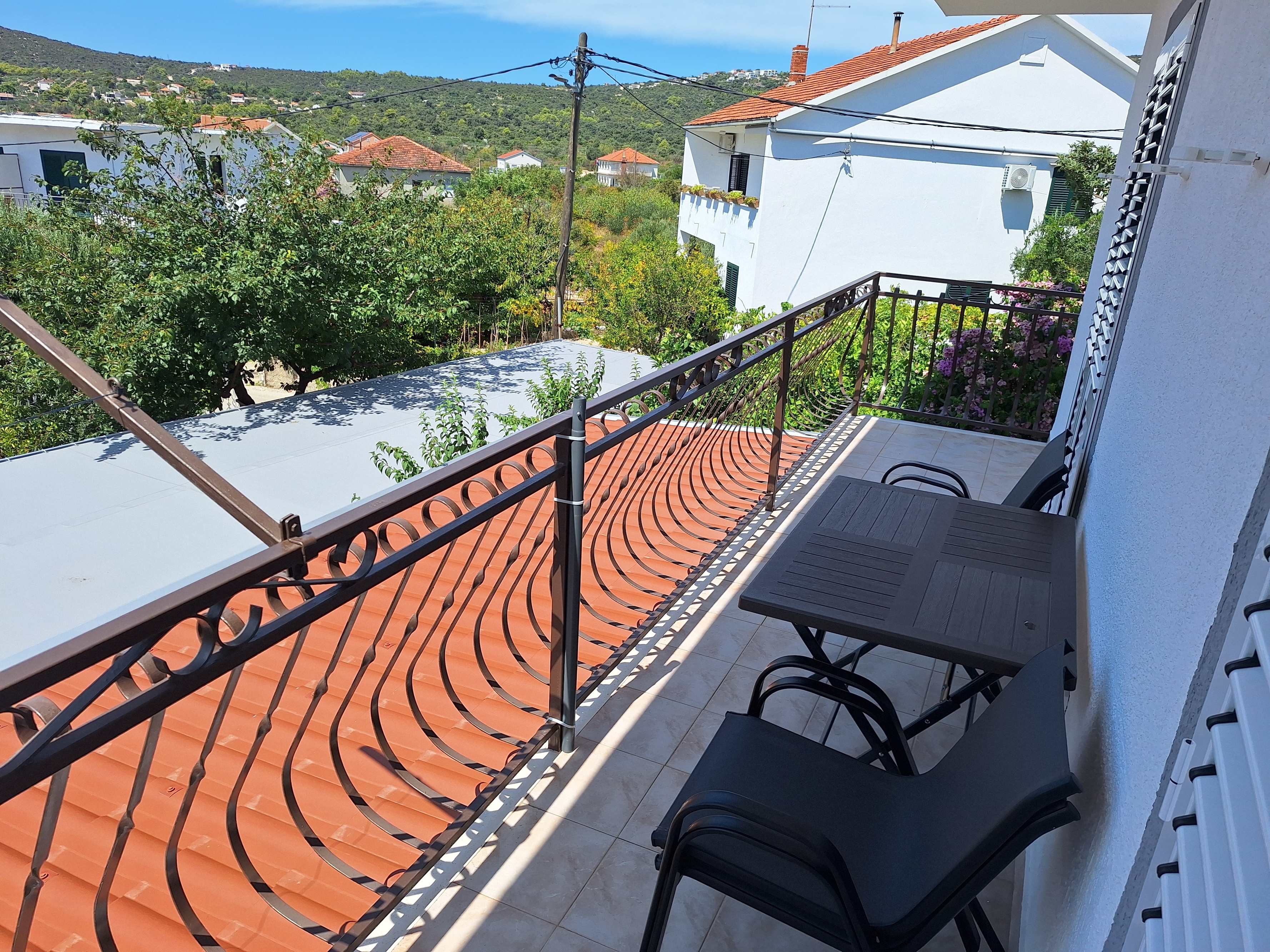 Two bedroom apartment with balcony and sea view Vinišće, Trogir  A-a