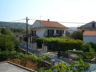 Vinišće, Trogir, Property 12637 - Apartments with pebble beach.