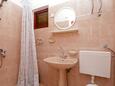 Prižba, Bathroom in the studio-apartment, (pet friendly) and WiFi.