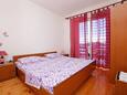 Prižba, Bedroom in the studio-apartment, (pet friendly) and WiFi.