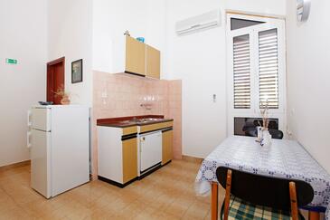 Prižba, Eetkamer in the studio-apartment, (pet friendly) en WiFi.