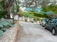 Poljica, Trogir, Parkolóhely 12653 - Apartmanok a tenger közelében kavicsos stranddal.