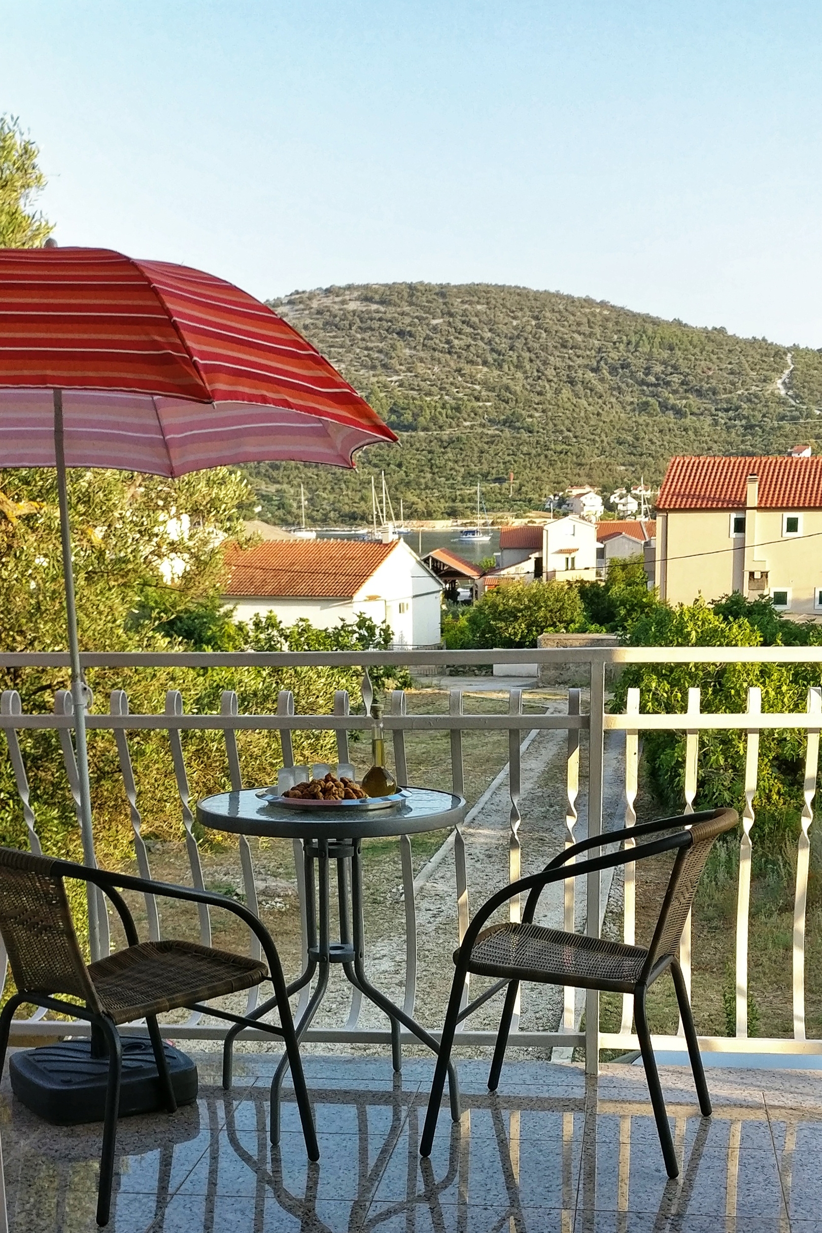 Two bedroom apartment with balcony and sea view Vinišće, Trogir  A-a
