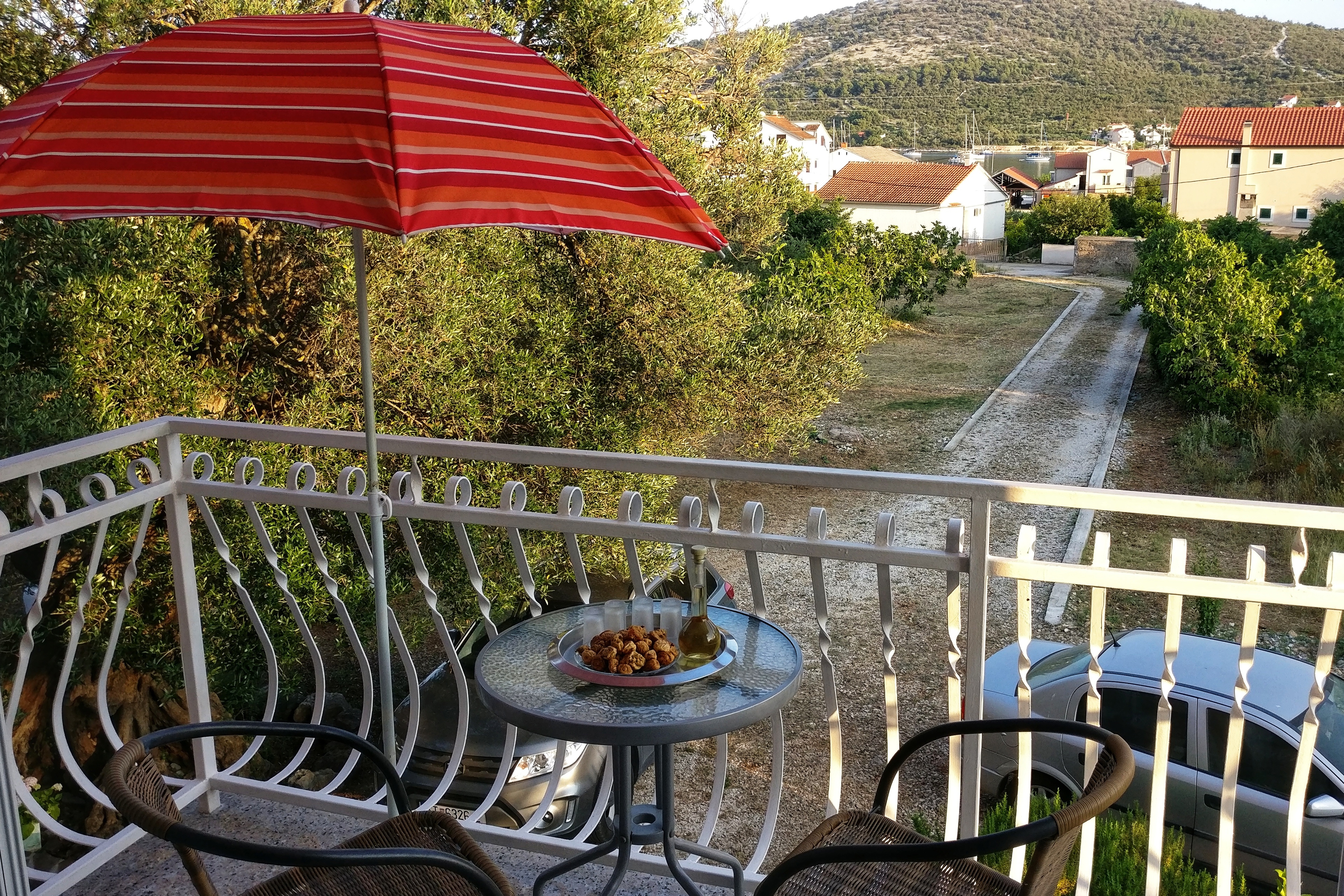 Two bedroom apartment with balcony and sea view Vinišće, Trogir  A-a