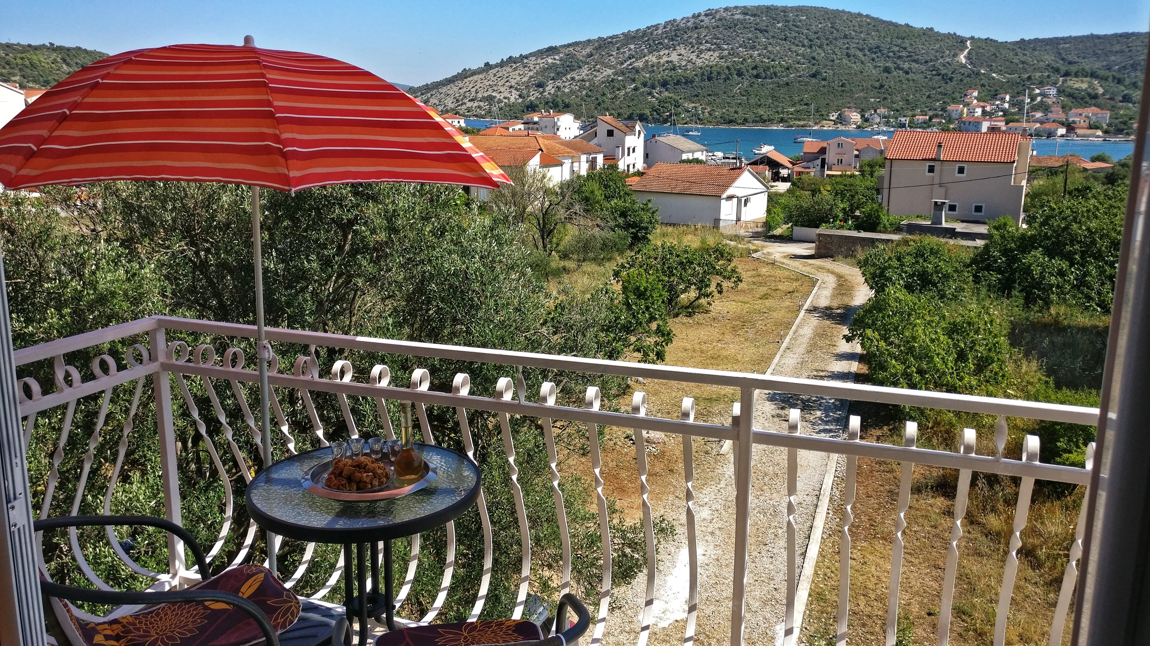 Two bedroom apartment with terrace and sea view Vinišće, Trogir  A-b