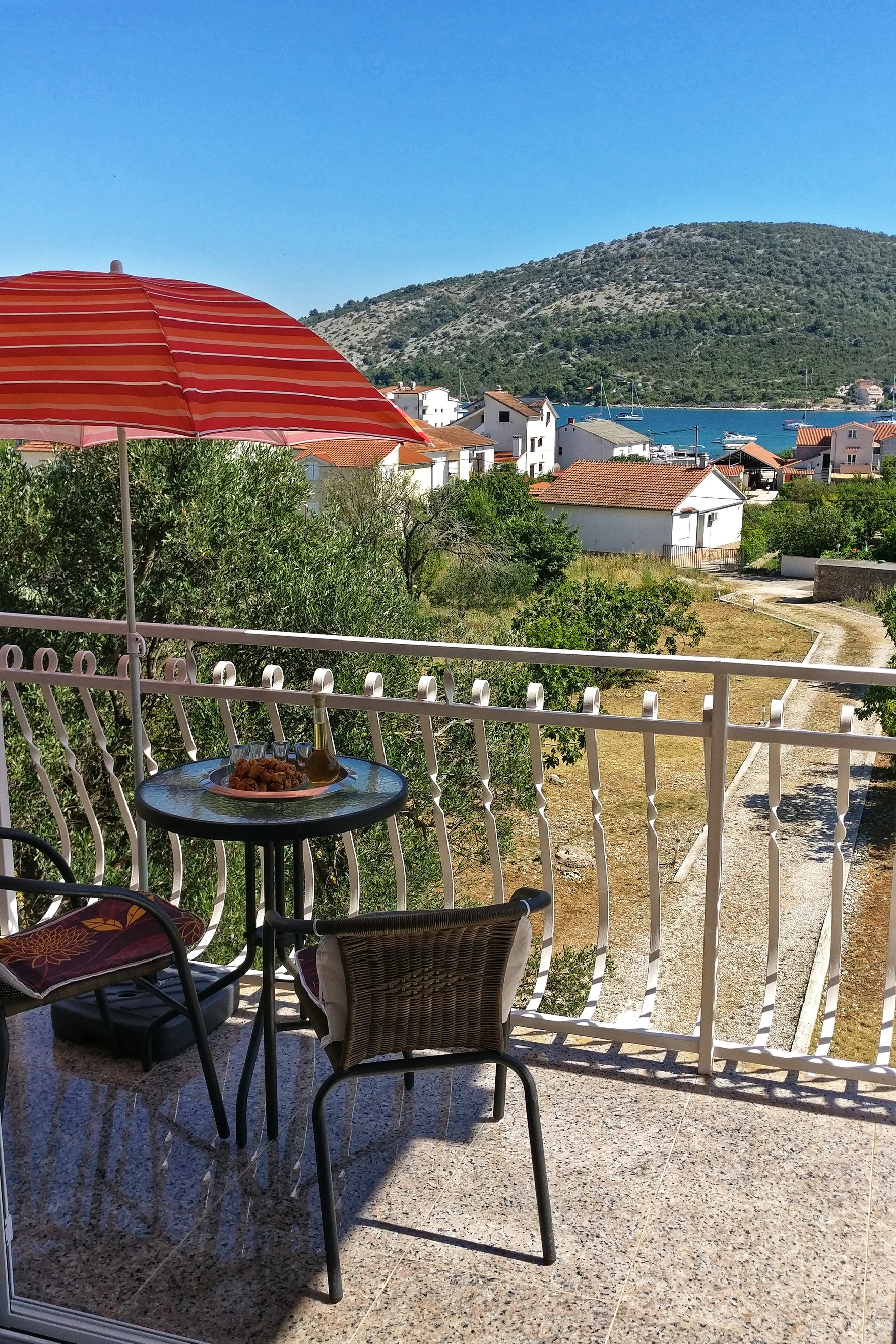 Two bedroom apartment with terrace and sea view Vinišće, Trogir  A-b